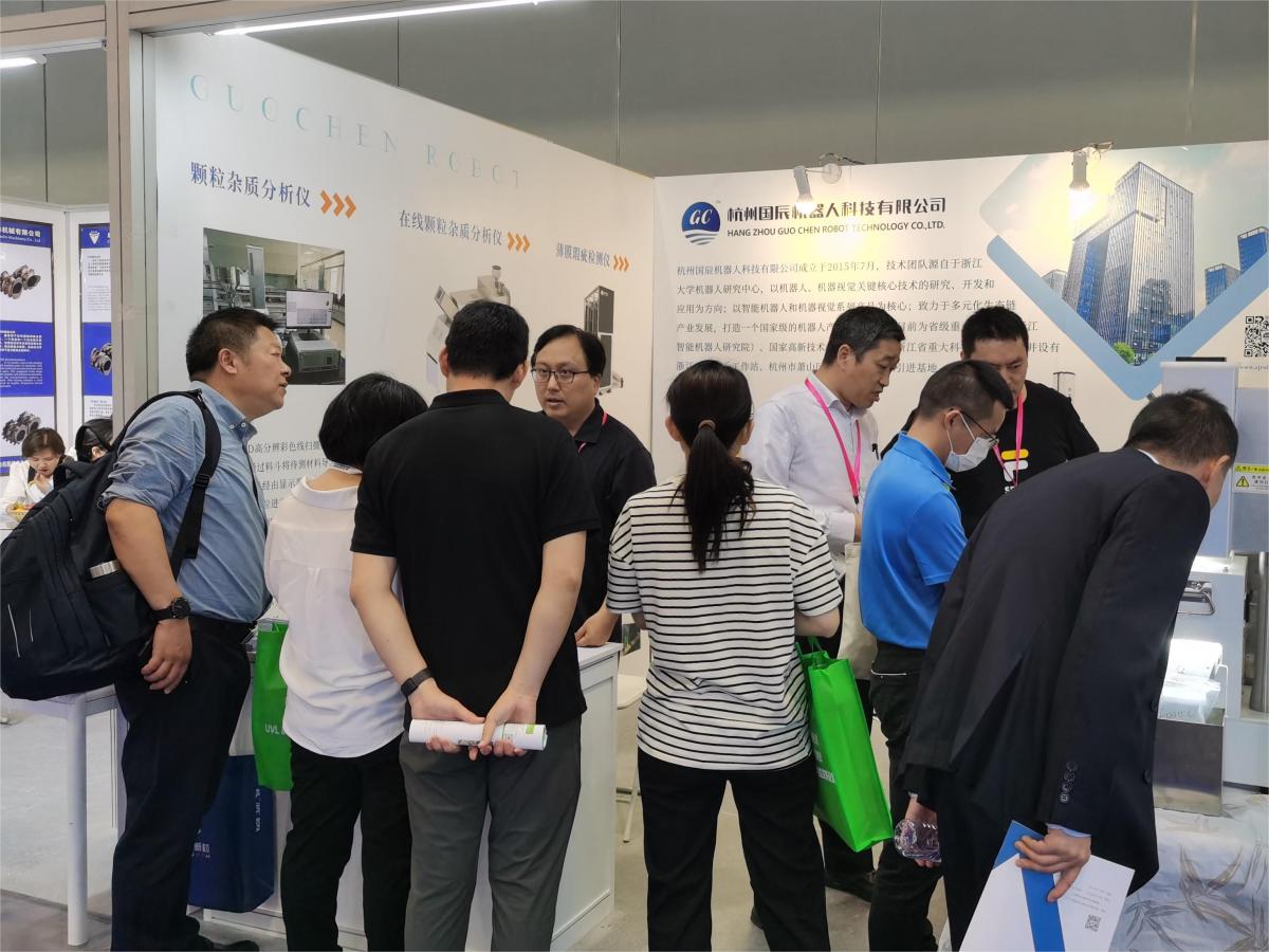 國辰展位上，到訪客戶圍觀、了解產(chǎn)品